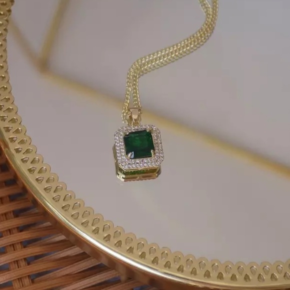 18K GOLD GREEN STONE NECKLACE, NICE NECKLACE, CUTE NECKLACE - Picture 2 of 5